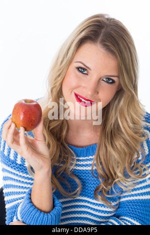 -Modell veröffentlicht. Attraktive junge Frau hält einen Apfel Stockfoto