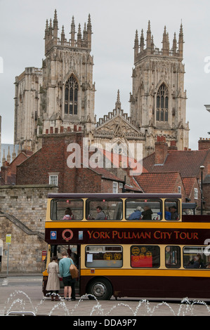 Blick auf York mit einem York Pulman City Tour Bus, der in der Nähe der Bootham Bar mit York Minster im Hintergrund geparkt ist - North Yorkshire, England, Großbritannien. Stockfoto