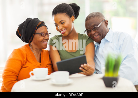 fröhliche afrikanische Familie zu Hause verwenden TabletPC Stockfoto