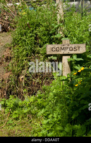 Eine Nahaufnahme der kleinen hölzernen rustikale Tafel, die einen Komposthaufen, Recycling Organischer grüner Garten Abfall - North Yorkshire, England, UK zu fördern. Stockfoto