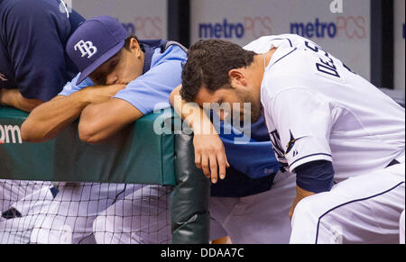 St. Petersburg, Florida, USA. 29. August 2013. JAMES BORCHUCK | Times.Chris Archer und David DeJesus beobachten das Spiel in die Spitze des 9. während der Tampa Bay Rays-Spiel gegen die Los Angeles Angels Donnerstag, 29. August 2013 im Tropicana Field in St. Petersburg, FL. Credit: James Borchuck/Tampa Bay Times/ZUMAPRESS.com/Alamy Live News Stockfoto