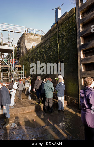 Menschen in einem durchlässigen Schleusenkammer, Wandern rund und bei Renovierungsarbeiten - Tag der offenen Tür, Bingley's fünf Aufstieg Schlösser, West Yorkshire, England, UK. Stockfoto