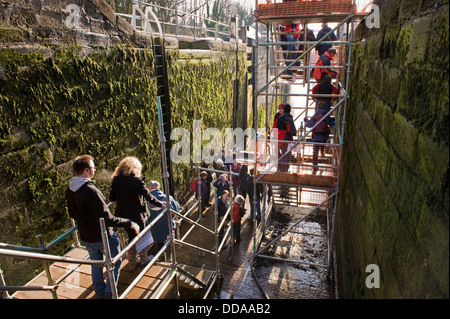 Menschen in einem durchlässigen Schleusenkammer, Wandern rund und bei Renovierungsarbeiten - Tag der offenen Tür, Bingley's fünf Aufstieg Schlösser, West Yorkshire, England, UK. Stockfoto