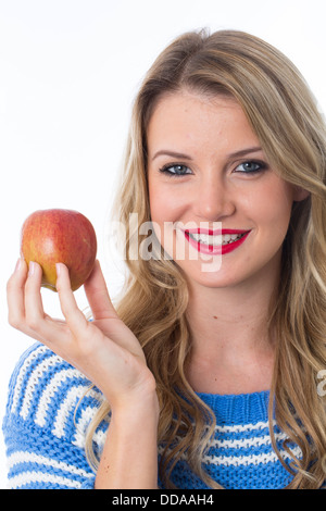 -Modell veröffentlicht. Attraktive junge Frau hält einen Apfel Stockfoto