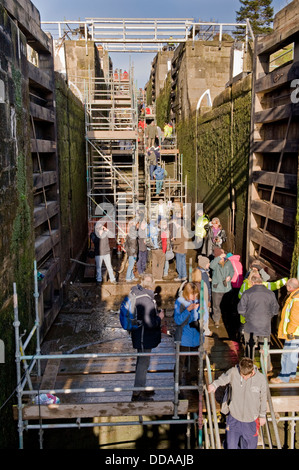 Menschen in einem durchlässigen Schleusenkammer, Wandern rund und bei Renovierungsarbeiten - Tag der offenen Tür, Bingley's fünf Aufstieg Schlösser, West Yorkshire, England, UK. Stockfoto