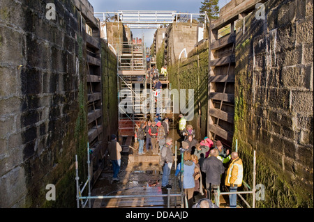 Menschen in einem durchlässigen Schleusenkammer, Wandern rund und bei Renovierungsarbeiten - Tag der offenen Tür, Bingley's fünf Aufstieg Schlösser, West Yorkshire, England, UK. Stockfoto