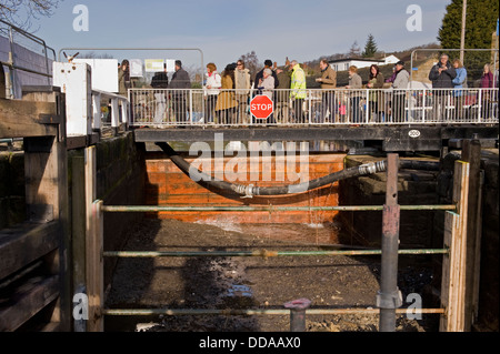 Menschen auf der Brücke über die schleusenkammer abgelassen, Wandern & Suchen bei Renovierungsarbeiten - Tag der offenen Tür, Bingley's fünf Aufstieg Schlösser, West Yorkshire, England, UK. Stockfoto