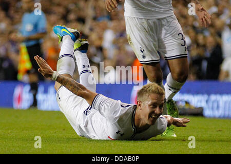 London, UK. 29. August 2013. Tottenham Lewis Holtby feiert ein Tor in der UEFA Europa League-Qualifikation Vorrundenspiel zwischen Tottenham Hotspur aus England und Dynamo Tiflis am 29. August 2013 in London, England an der White Hart Lane Stadium gespielt. Bildnachweis: Mitchell Gunn/ESPA/Alamy Live-Nachrichten Stockfoto