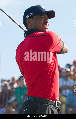 25. August 2013 - Jersey City, New Jersey, USA - 25. August 2013: Tiger Woods (USA) Abschläge-off bei der Endrunde der Barclays Fed Ex Championship Liberty National Golf Course in Jersey City, New Jersey. Kostas Lymperopoulos/csm Stockfoto