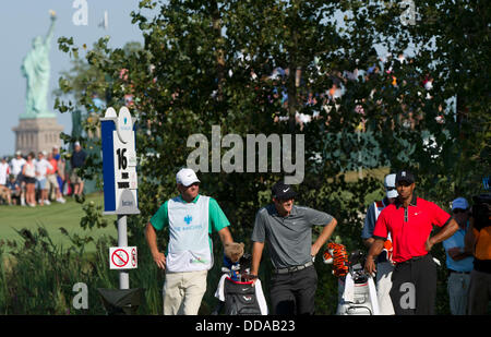 25. August 2013 - Jersey City, New Jersey, USA - 25. August 2013: Tiger Woods (USA) bereitet einen Abschlag auf das 16. Loch während der Endrunde der Barclays Fed Ex Championship Liberty National Golf Course in Jersey City, New Jersey. Kostas Lymperopoulos/csm Stockfoto