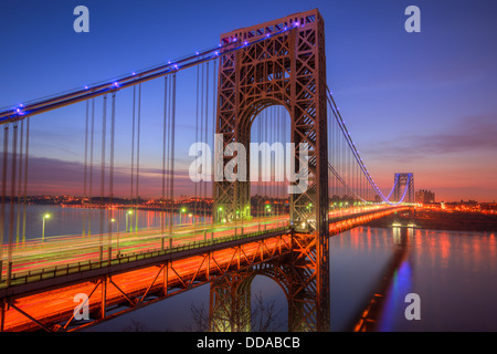 Morgen Verkehr Kreuzung zwischen New Jersey und New York erstellt Lichtspuren auf die George Washington Bridge vor Sonnenaufgang. Stockfoto