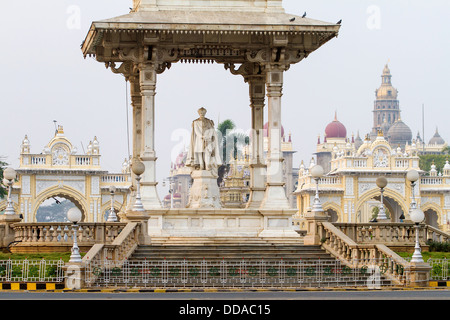 Statue von Maharaja Chamarajendar Wodeyar vor dem Mysore Palast. Karnataka, Indien Stockfoto