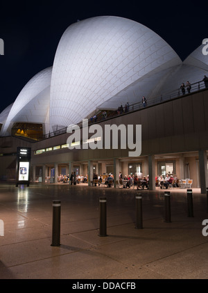 dh Sydney Opera House Cafe SYDNEY AUSTRALIA Night Cafe Menschen Aussichtspunkt Dach Flutlicht Architektur Nachtleben Stockfoto