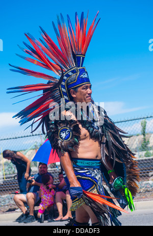 Aztekische Tänzer mit Tracht beteiligt sich bei der 92 jährlichen Inter-tribal feierlichen Parade in Gallup New-Mexico Stockfoto