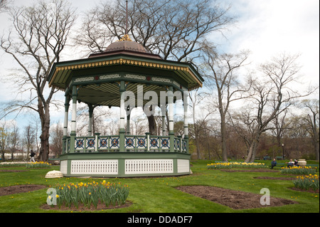 Pavillon in öffentlichen Gärten Nova Scotia umgeben von Bäumen und Blumenbeet. Stockfoto