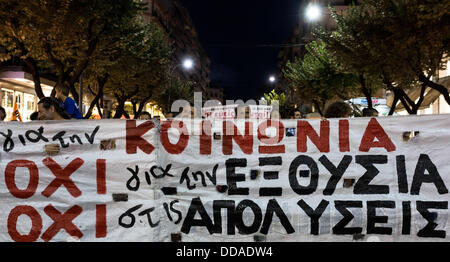 Thessaloniki, Griechenland. 29. August 2013. Protestmarsch von primären privaten und öffentlichen Gewerkschaften von Thessaloniki unter Beteiligung der Vertreter der Arbeitnehmer von ELME-TH, Kommunen, ET3, Schule Wachleute und Arbeitslose gegen die Netzverfügbarkeit, Mobilität, Entlassungen im privaten und öffentlichen Sektor, schrumpfen, Arbeits- und Sozialrechte und Sparpolitik. Thessaloniki, Griechenland am 29. August 2013. Bildnachweis: Konstantinos Tsakalidis/Alamy Live-Nachrichten Stockfoto