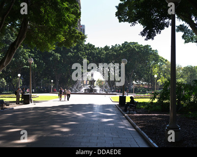 dh Hyde Park SYDNEY Australien Leute bummeln Park J F Archibald Memorial Fountain Stockfoto