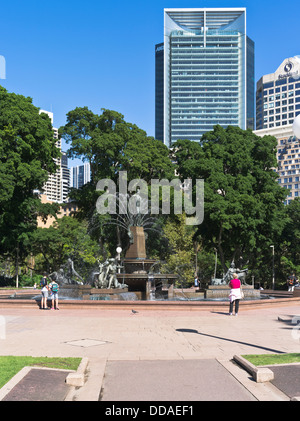 dh Hyde Park SYDNEY Australien Menschen Park J F Archibald Memorial Fountain Stockfoto