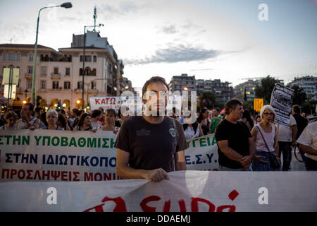 Thessaloniki, Griechenland. 29. August 2013. Protestmarsch von primären privaten und öffentlichen Gewerkschaften von Thessaloniki unter Beteiligung der Vertreter der Arbeitnehmer von ELME-TH, Kommunen, ET3, Schule Wachleute und Arbeitslose gegen die Netzverfügbarkeit, Mobilität, Entlassungen im privaten und öffentlichen Sektor, schrumpfen, Arbeits- und Sozialrechte und Sparpolitik. Thessaloniki, Griechenland am 29. August 2013. Bildnachweis: Konstantinos Tsakalidis/Alamy Live-Nachrichten Stockfoto