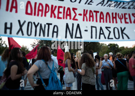 Thessaloniki, Griechenland. 29. August 2013. Protestmarsch von primären privaten und öffentlichen Gewerkschaften von Thessaloniki unter Beteiligung der Vertreter der Arbeitnehmer von ELME-TH, Kommunen, ET3, Schule Wachleute und Arbeitslose gegen die Netzverfügbarkeit, Mobilität, Entlassungen im privaten und öffentlichen Sektor, schrumpfen, Arbeits- und Sozialrechte und Sparpolitik. Thessaloniki, Griechenland am 29. August 2013. Bildnachweis: Konstantinos Tsakalidis/Alamy Live-Nachrichten Stockfoto