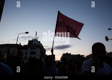 Thessaloniki, Griechenland. 29. August 2013. Protestmarsch von primären privaten und öffentlichen Gewerkschaften von Thessaloniki unter Beteiligung der Vertreter der Arbeitnehmer von ELME-TH, Kommunen, ET3, Schule Wachleute und Arbeitslose gegen die Netzverfügbarkeit, Mobilität, Entlassungen im privaten und öffentlichen Sektor, schrumpfen, Arbeits- und Sozialrechte und Sparpolitik. Thessaloniki, Griechenland am 29. August 2013. Bildnachweis: Konstantinos Tsakalidis/Alamy Live-Nachrichten Stockfoto