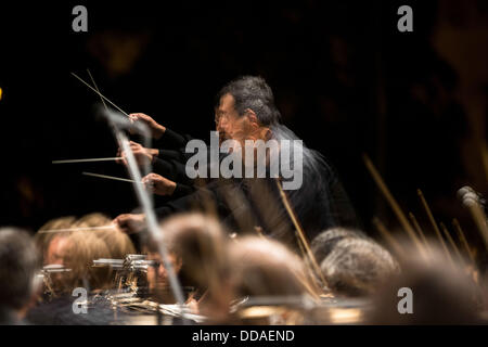 Thessaloniki, Griechenland. 29. August 2013. Vladimiros Simeonidis Verhalten State Symphony Orchestra von Thessaloniki am Aristoteles Platz in Thessaloniki, Griechenland am 29. August 2013. Bildnachweis: Konstantinos Tsakalidis/Alamy Live-Nachrichten Stockfoto