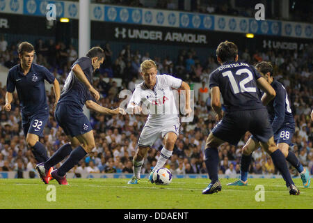 London, UK. 29. August 2013. Tottenham Lewis Holtby läuft mit dem Ball während der UEFA-Europa-League-Qualifikation Vorrundenspiel zwischen Tottenham Hotspur aus England und Dynamo Tiflis am 29. August 2013 in London, England an der White Hart Lane Stadium gespielt. Bildnachweis: Mitchell Gunn/ESPA/Alamy Live-Nachrichten Stockfoto