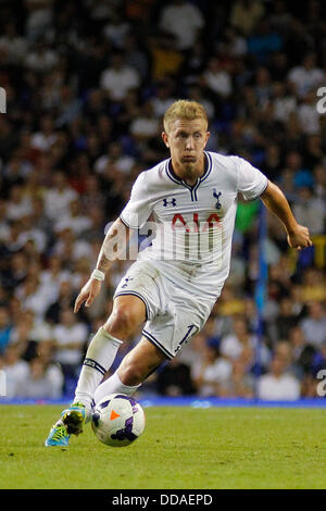 London, UK. 29. August 2013. Tottenham Lewis Holtby läuft mit dem Ball während der UEFA-Europa-League-Qualifikation Vorrundenspiel zwischen Tottenham Hotspur aus England und Dynamo Tiflis am 29. August 2013 in London, England an der White Hart Lane Stadium gespielt. Bildnachweis: Mitchell Gunn/ESPA/Alamy Live-Nachrichten Stockfoto