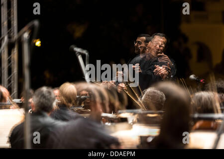 Thessaloniki, Griechenland. 29. August 2013. Vladimiros Simeonidis Verhalten State Symphony Orchestra von Thessaloniki am Aristoteles Platz in Thessaloniki, Griechenland am 29. August 2013. Bildnachweis: Konstantinos Tsakalidis/Alamy Live-Nachrichten Stockfoto