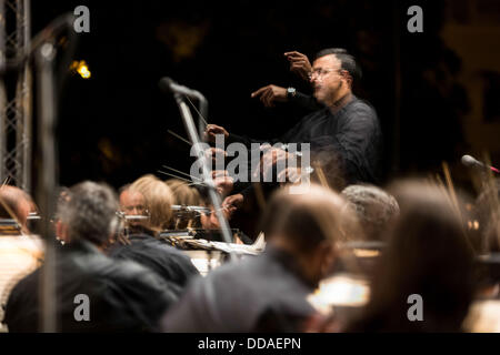 Thessaloniki, Griechenland. 29. August 2013. Vladimiros Simeonidis Verhalten State Symphony Orchestra von Thessaloniki am Aristoteles Platz in Thessaloniki, Griechenland am 29. August 2013. Bildnachweis: Konstantinos Tsakalidis/Alamy Live-Nachrichten Stockfoto