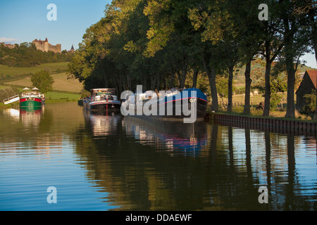 Lastkähne gebunden an die Bank der Burgund-Kanal, Chateauneuf En Auxois, Cote d ' or, Burgund, Frankreich Stockfoto