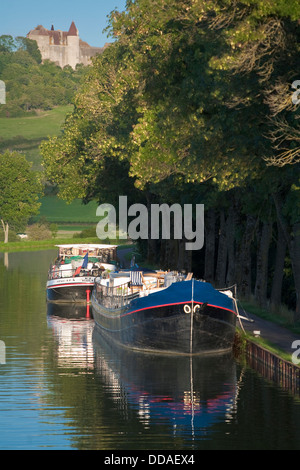 Lastkähne gebunden an die Bank der Burgund-Kanal, Chateauneuf En Auxois, Cote d ' or, Burgund, Frankreich Stockfoto