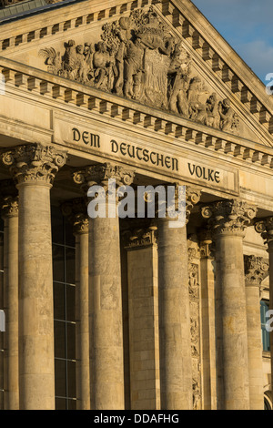 Säulen und Giebel, Eingang, der Reichstag, Berlin, Deutschland Stockfoto