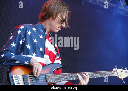 Peter Cochrane von Mystery Jets die live am Kendal Calling Festival 2013 auf der Main Stage Stockfoto