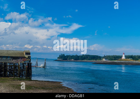 Eine alte verwitterte Holz Schindeln doppelseitige Fischverarbeitung Gebäude auf Stelzen an der Küste bei Lubec Maine. Stockfoto