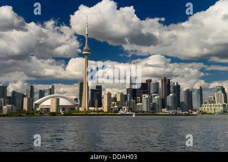 Die Innenstadt von Toronto Scape Skyline der Stadt am Lake Ontario mit Wolken am Abend Stockfoto