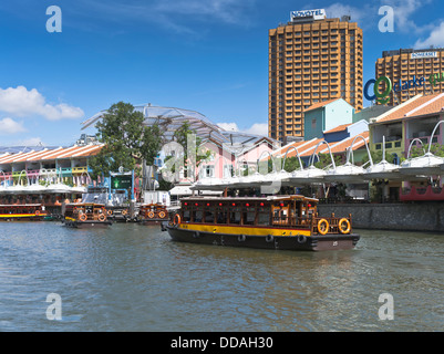 Dh Singapore River Clarke Quay Singapur Bumboat cruise Touren Singapur Wassertaxi boote Stadt Boot tagsüber Stockfoto