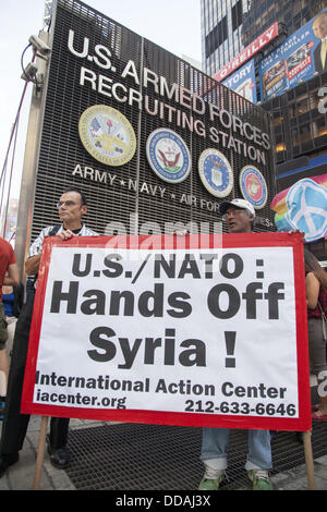 New York, New York, USA. 29. August 2013. Demonstranten protestieren mögliche US militärische Reaktion auf chemische Kampfstoffe in Syrien als eine katastrophale Wahl, die keinen Frieden in die Region bringen wird. Bildnachweis: David Grossman/Alamy Live-Nachrichten Stockfoto