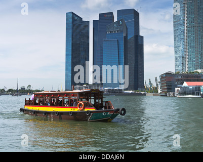 dh Marine Bay INNENSTADT VON SINGAPUR Bumboat Kreuzfahrt Touren Singapur Wassertaxi Boote Wolkenkratzer Flussboot Stockfoto
