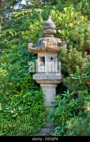 Dieser konkrete Pol ist ein japanisches Dekor in einem Garten mit Pflanzen und verschiedene immergrüne Bäume. Friedlich und ruhig. Stockfoto