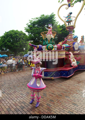 Die Wasser-Parade im Disneyland Hong Kong.  Disney-Figuren fahren Sie entlang der Hauptstraße Sprühwasser und Tanz Stockfoto