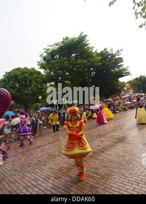 Die Wasser-Parade im Disneyland Hong Kong.  Disney-Figuren fahren Sie entlang der Hauptstraße Sprühwasser und Tanz Stockfoto