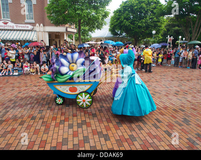 Die Wasser-Parade im Disneyland Hong Kong.  Disney-Figuren fahren Sie entlang der Hauptstraße Sprühwasser und Tanz Stockfoto