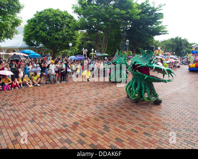 Die Wasser-Parade im Disneyland Hong Kong.  Disney-Figuren fahren Sie entlang der Hauptstraße Sprühwasser und Tanz Stockfoto