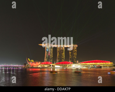 dh Lasershow MARINA BAY SINGAPORE Marina Bay Sands Nacht Abendlicht zeigen Laserstrahlen Stockfoto