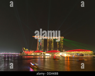 Dh Lasershow der Marina Bay in Singapur Marina Bay Sands Nacht abends leuchtet das Display Balken Stockfoto