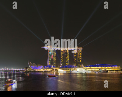 Dh der Marina Bay in Singapur Lasershow Marina Bay Sands Nacht abends leuchtet das Display Balken Stockfoto