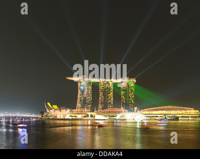 Dh Lasershow Licht der Marina Bay in Singapur Marina Bay Sands Hotel Nacht leuchtet das Display am Abend dämmerung Stockfoto