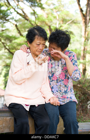 asiatische Frauen Senior weinend und mit depression Stockfoto