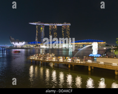 dh Merlion Park MARINA BAY Singapur Menschen Sightseeing Merlion Statue Nacht Lichter Marina Bay Sands Brunnen Stockfoto